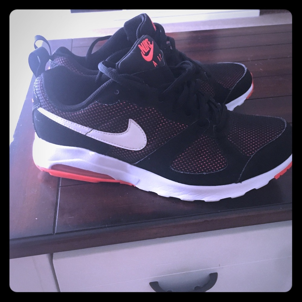 Woman’s Nike Air Max sz 9.
